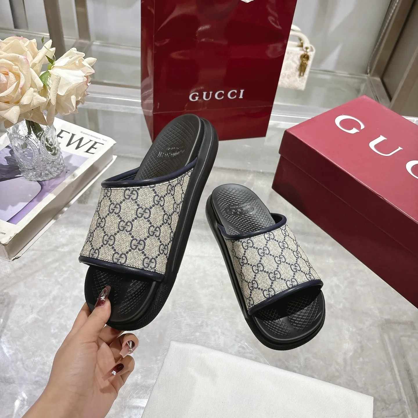 p400🐮🐮New summer men's slip-on slippers. Inspired by the summer spirit and beach clubs of the Italian coast, this piece is part of Gucci Lido. The Pre-Fall collection reinterprets the brand's signature elements and sophisticated patterns in a contemporary way. Made from black rubber, these flat sandals feature a slip-on design that reinterprets the brand's distinctive green and red web design. GG Classic Upper Men's Molded Rubber Footbed Gucci Logo Flat Made in Italy Size: Men's 40 to 47,